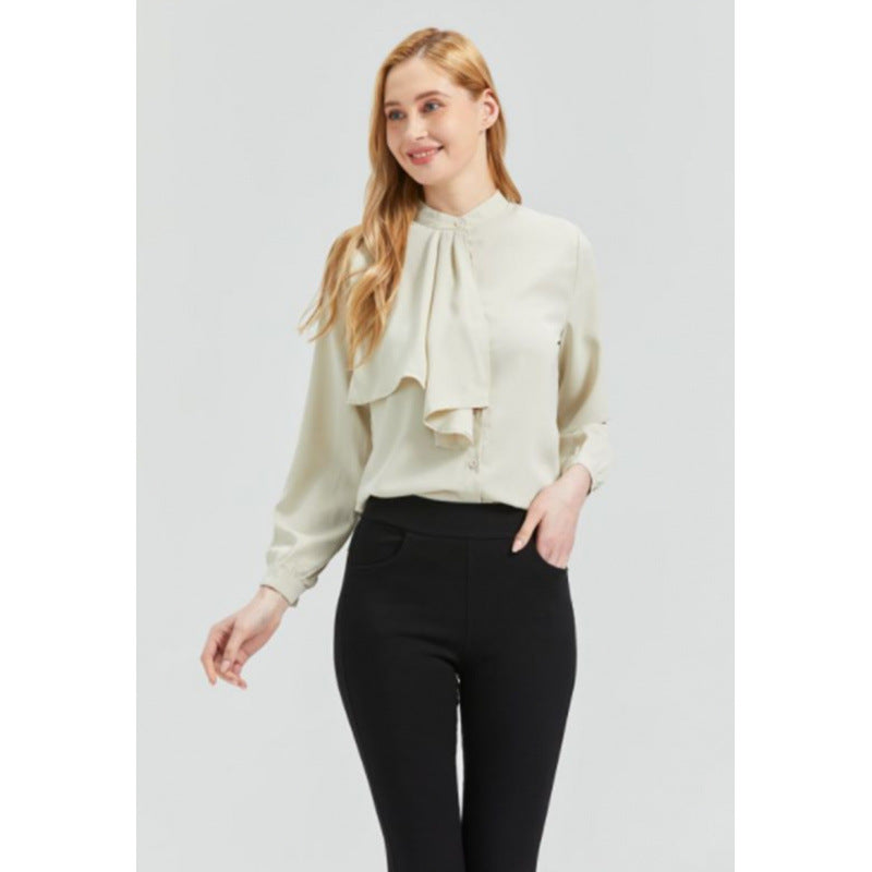 Damebluse med elegante volanger detaljer og krage Skjora