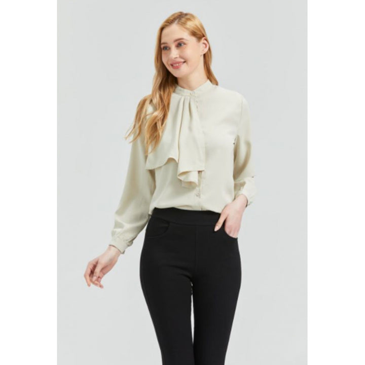 Damebluse med elegante volanger detaljer og krage Skjora