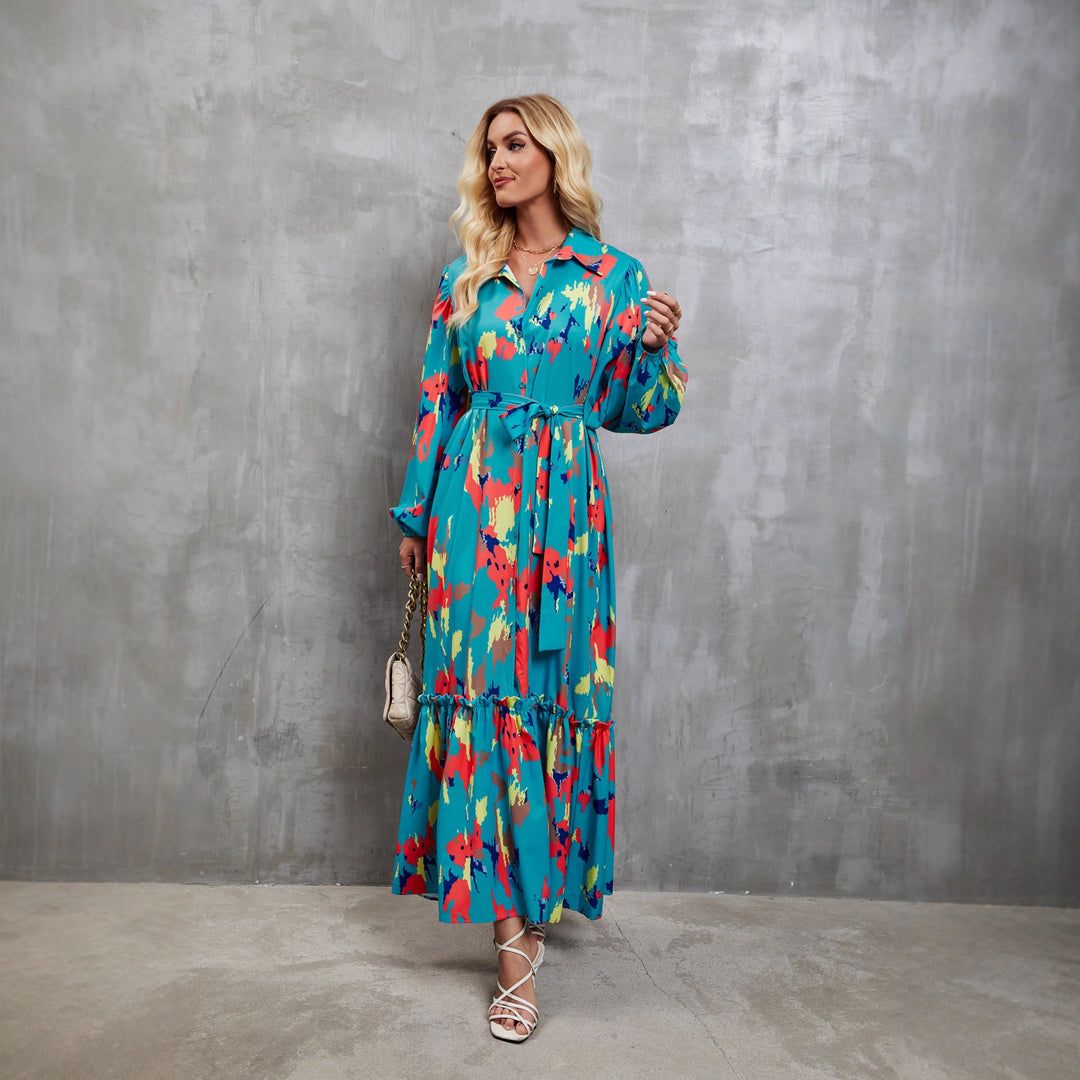 Kvinne maxi kjole med fargerik blomsterdesign og elegant midjebelte