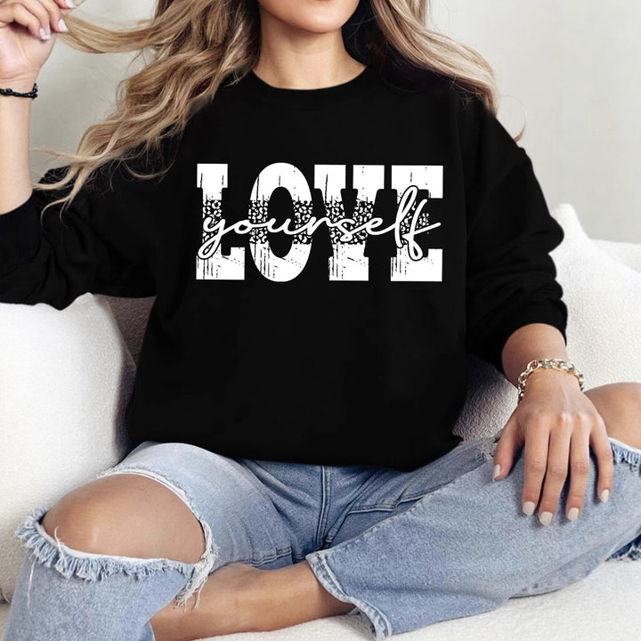 Kvinne genser med kreativ LOVE lettering og avslappet passform Skjora