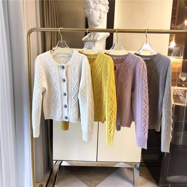 Kvinne chunky strikk cardigan med dekorative knapper og omarbeidet kabelmønster Skjora