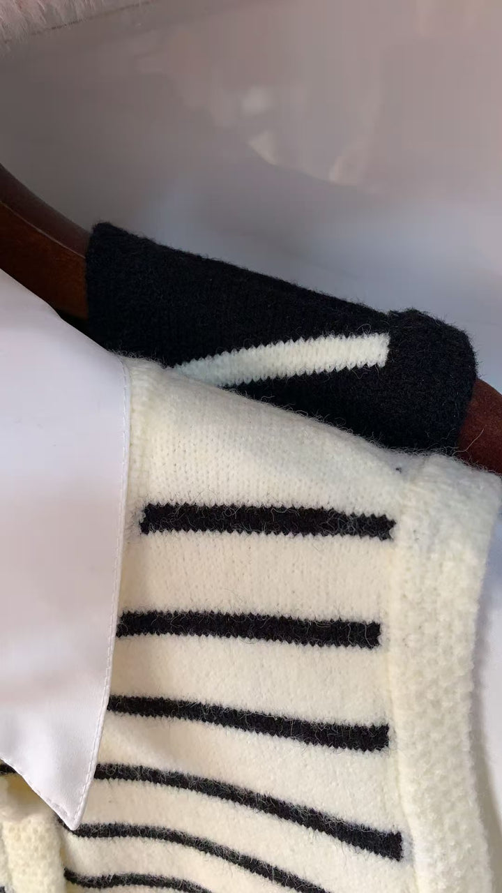 Dame strikket vest med elegante knapppdetaljer og klassiske striper Skjora