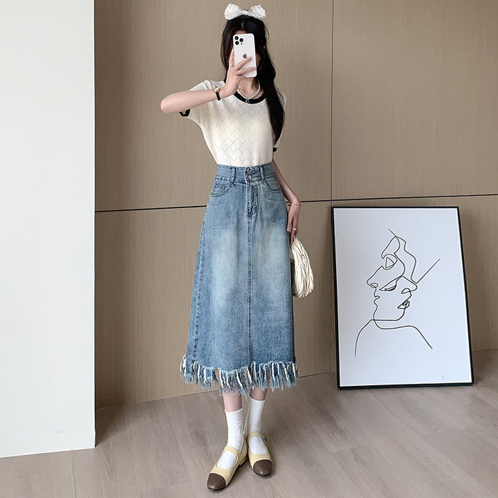 Kvinnens denim midi skjørt med frynset kant Skjora