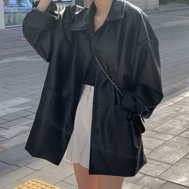 Kvinne moteriktig skinnjakke i oversized stil med klassisk krage og dekorative knapper Skjora