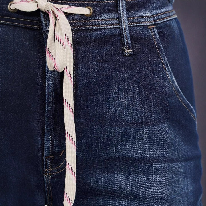 Kvinners vide jeans med moteriktig snor og elastisk livband