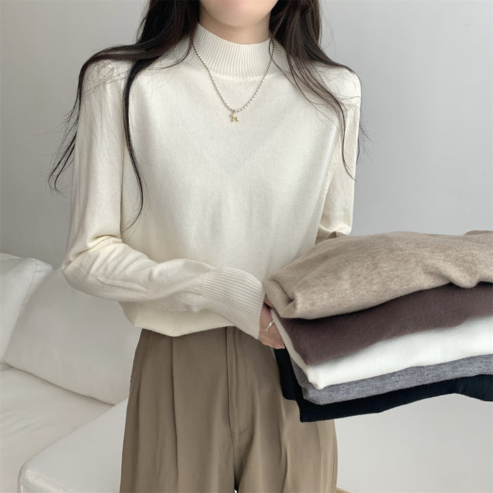 Women's fine-knit sweater with a modern stand-up collar and a relaxed fit Skjora