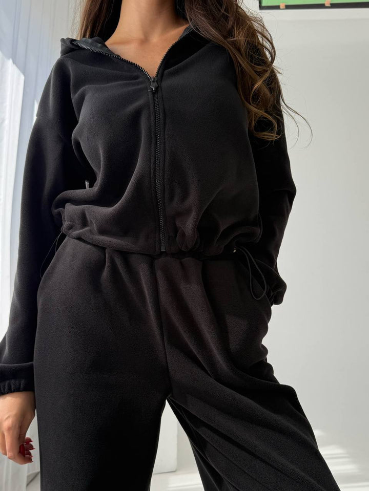 Kvinnelig komfortabel fleece joggedrakt Skjora
