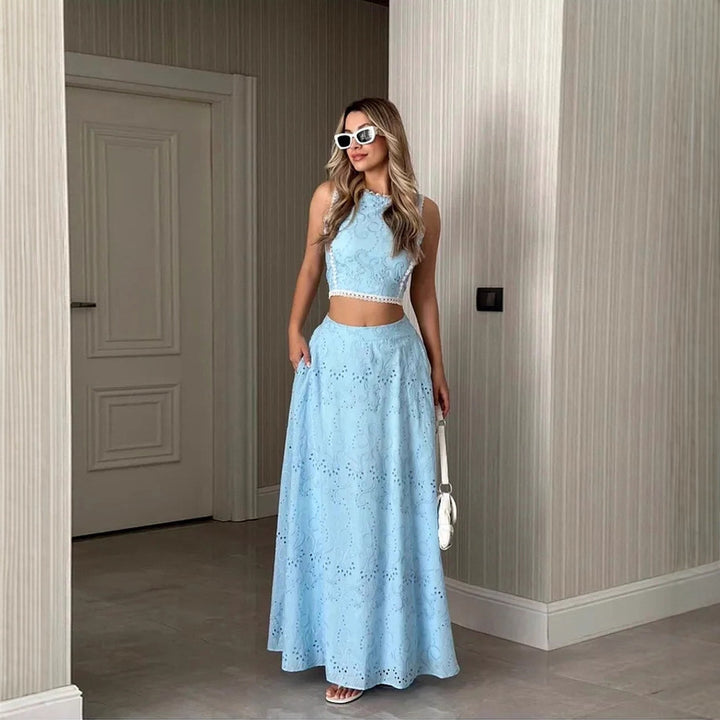 Kvinnenes maxikjole med delikat hullbroderimønster og trendy crop top Skjora