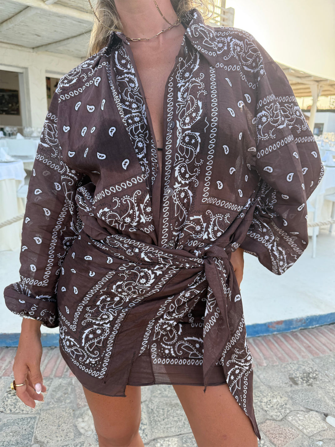 Kvinnes kimonojakke med elegant bandana utseende og justerbart design