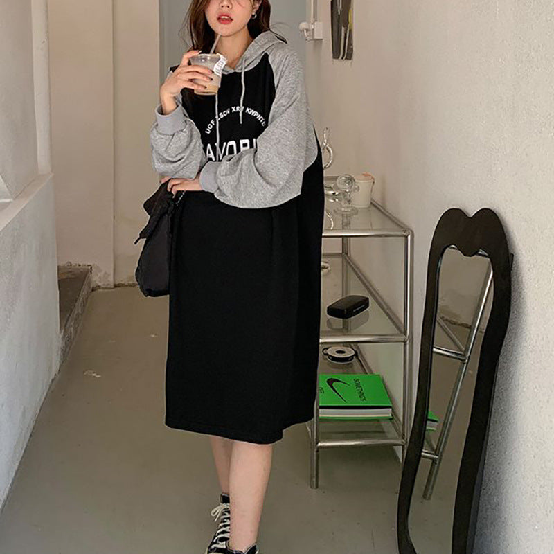 Dame hoodie kjole i avslappet oversized stil med grafisk trykk og sidelommer