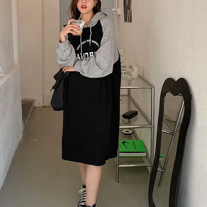 Dame hoodie kjole i avslappet oversized stil med grafisk trykk og sidelommer