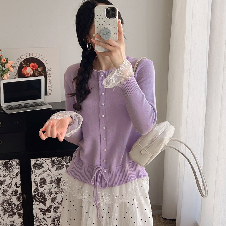 Dame cardigan med volangdetaljer og dekorative perlemorsknapper Skjora