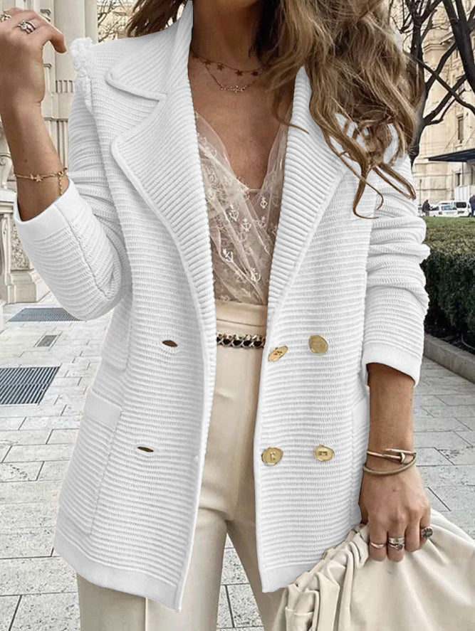 Kvinnens elegante strikket blazer med dobbel knappestolpe og teksturert design Skjora