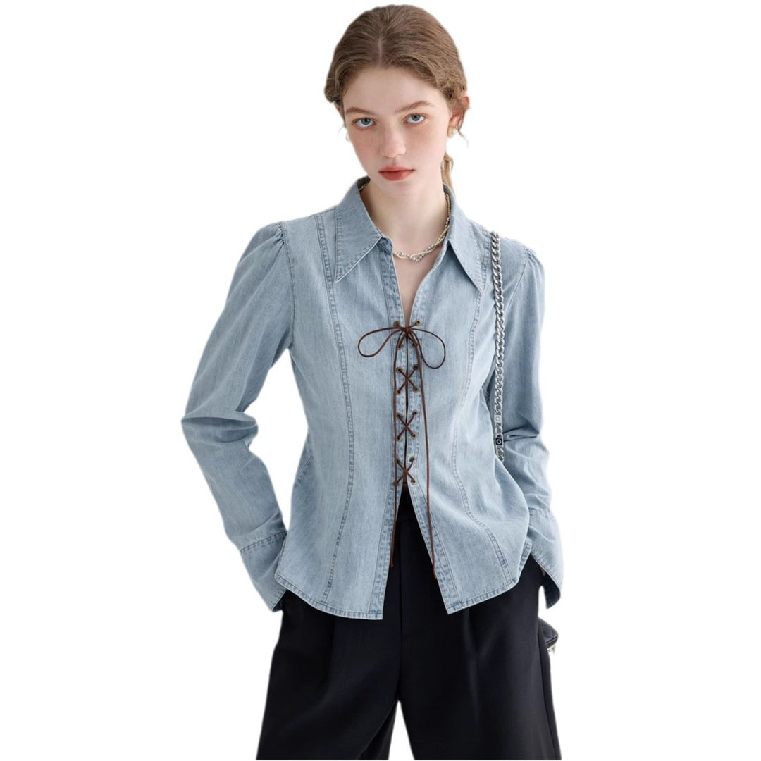 Damejeansbluse med lekne snøredetaljer og elegant snitt