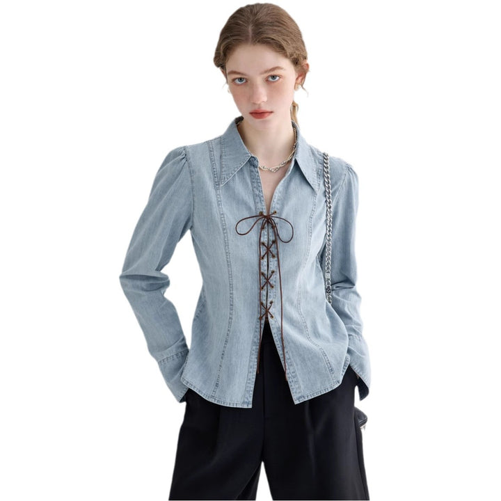 Damejeansbluse med lekne snøredetaljer og elegant snitt