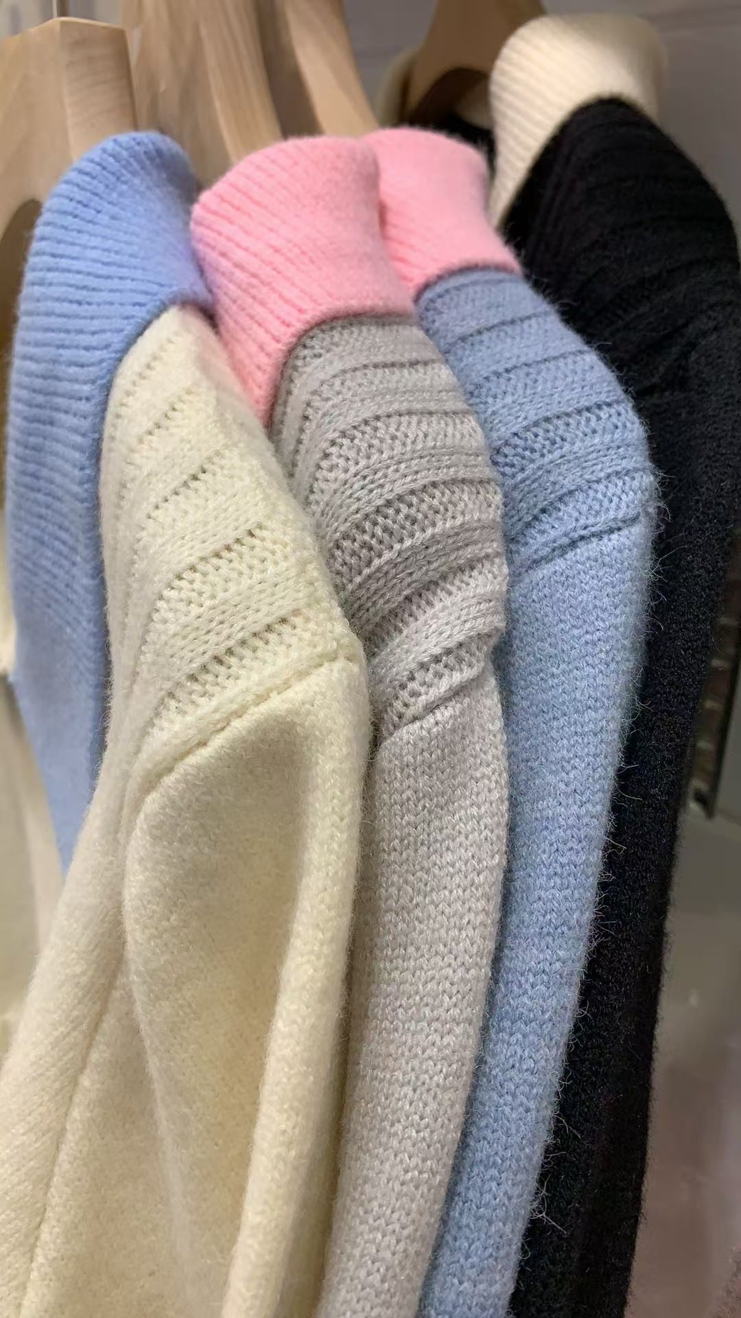 Kvinnenes elegante strikkegenser med krage og knappedetaljer Skjora