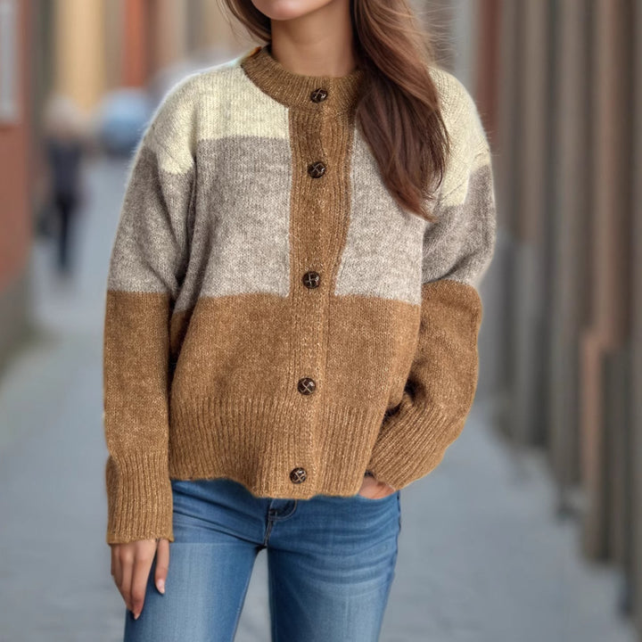Kvinnelig koselig cardigan med fashionable fargeblokkdesign og dekorative knapper Skjora
