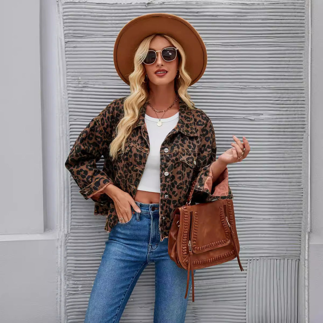 Dame rutete denimjakke i trendy leopardmønster med moderne snitt