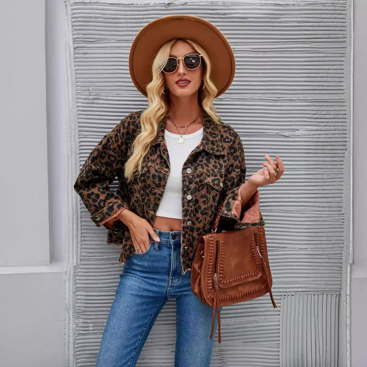 Dame rutete denimjakke i trendy leopardmønster med moderne snitt