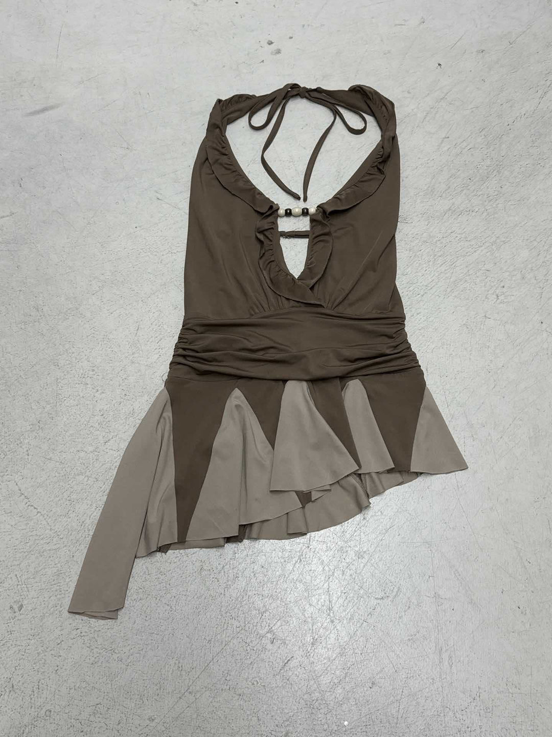 Dame badetopp med forførende halter-design og asymmetrisk kant Skjora