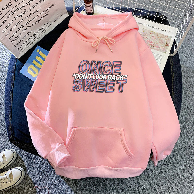Dame hoodie med moderne motiv og behagelig passform Skjora