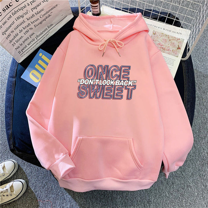 Dame hoodie med moderne motiv og behagelig passform Skjora