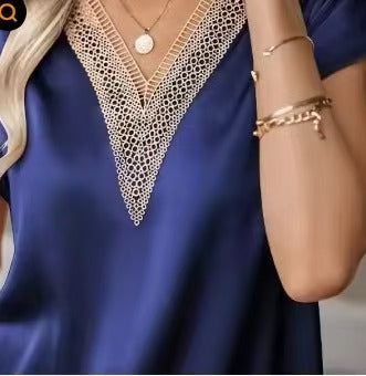 Damebluse med elegant spisskantdetalj Skjora