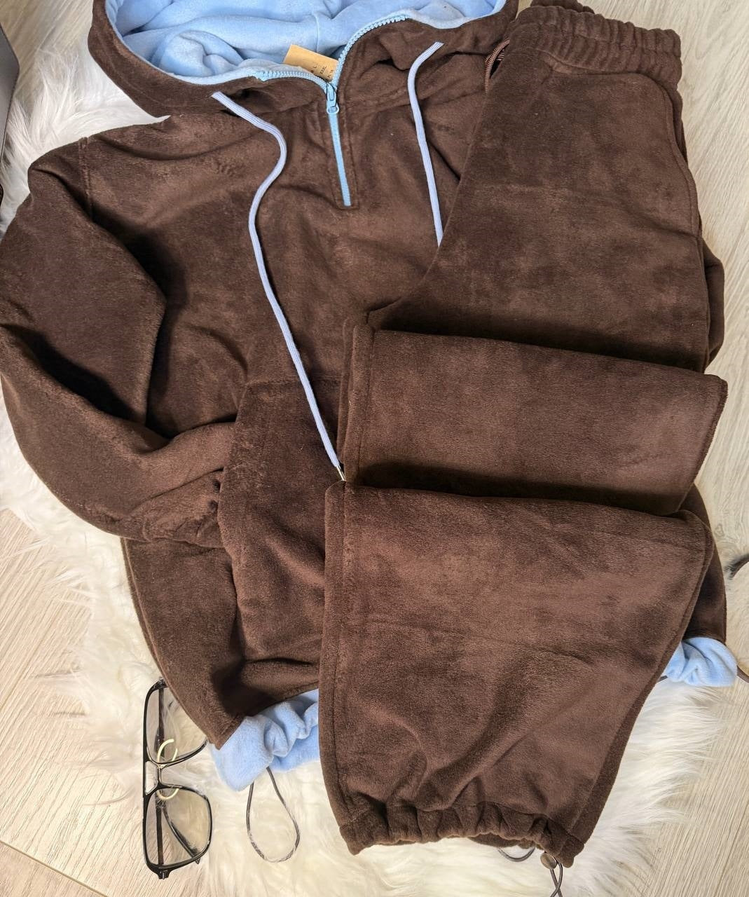 Damekjønnets koselige fleece-treningsdress med høy krage og snøring Skjora