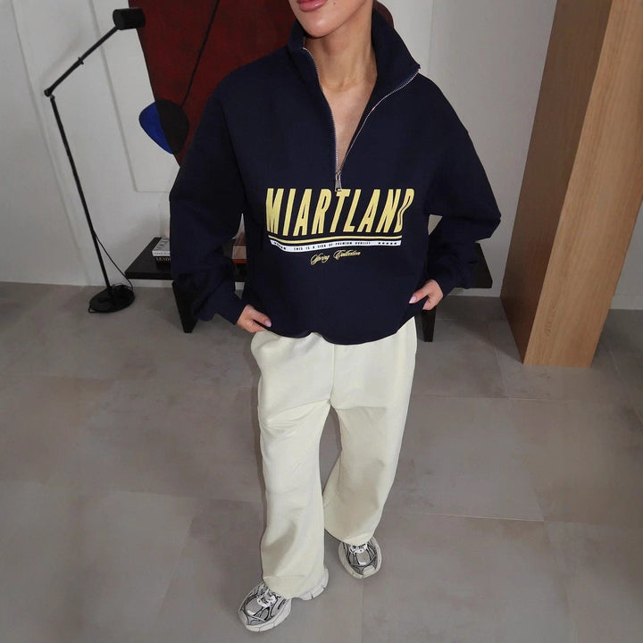 Kvinnelig sporty zip genser med oversized passform og kreativt trykk Skjora