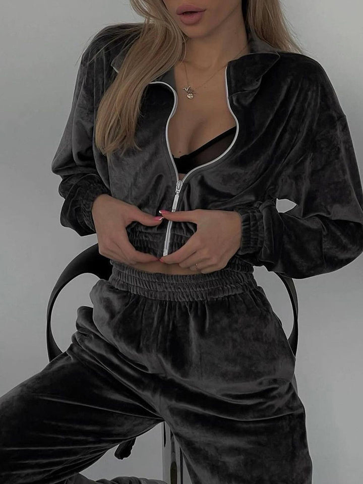 Kvinnes moteriktige velour sportdress med halv glidelås og elastiske mansjetter Skjora