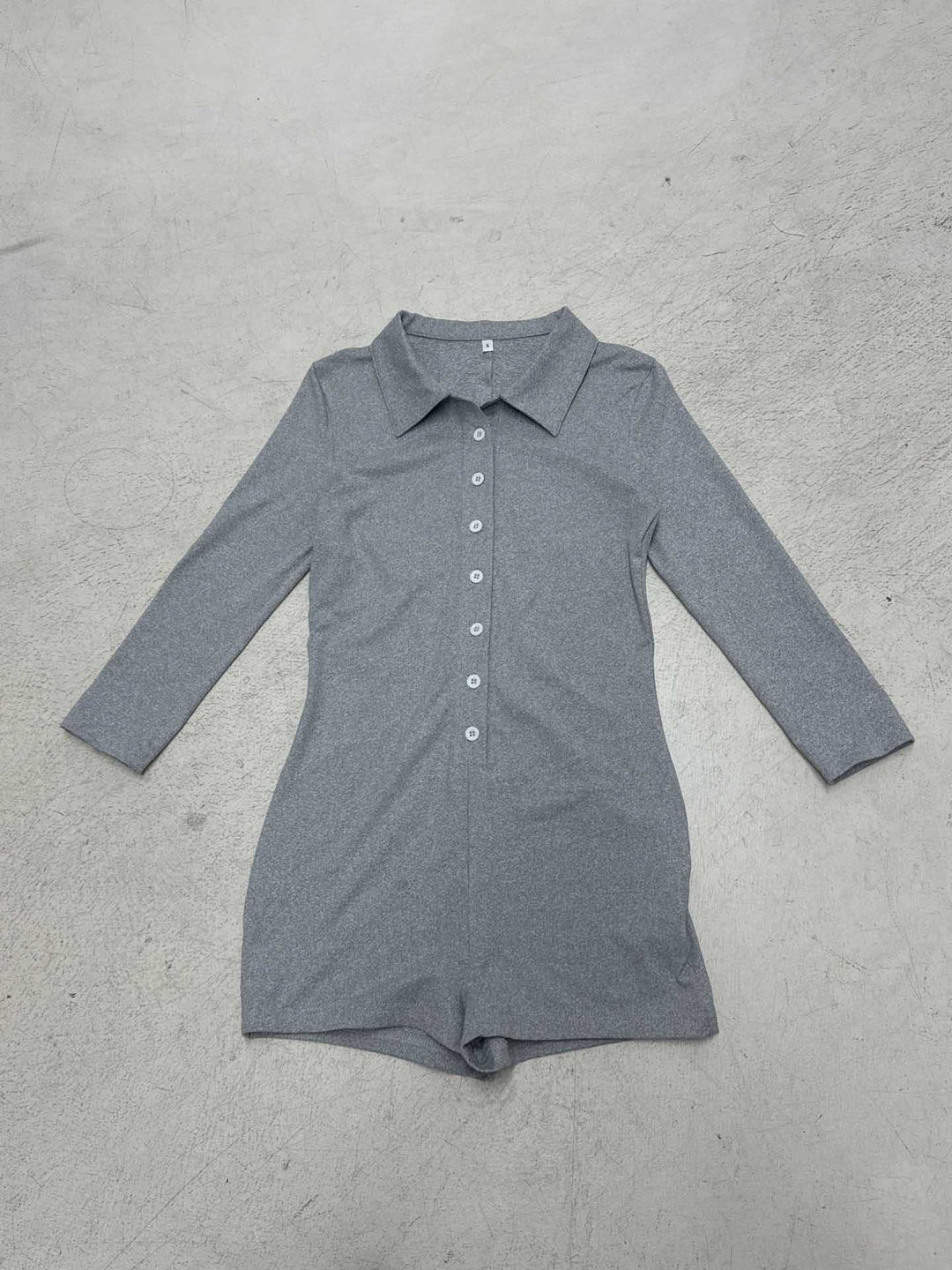 Dame jumpsuit med elegant krage og stilige knapppdetailler Skjora