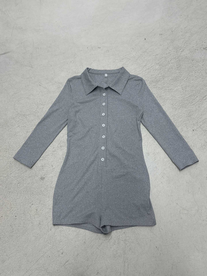 Dame jumpsuit med elegant krage og stilige knapppdetailler Skjora