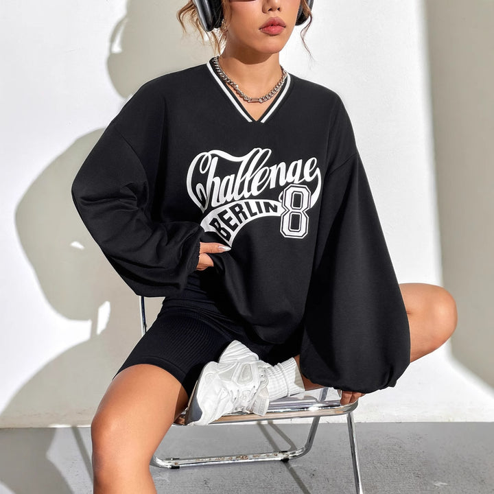 Dames uformell oversized hettegenser med V-hals og grafisk trykk Skjora