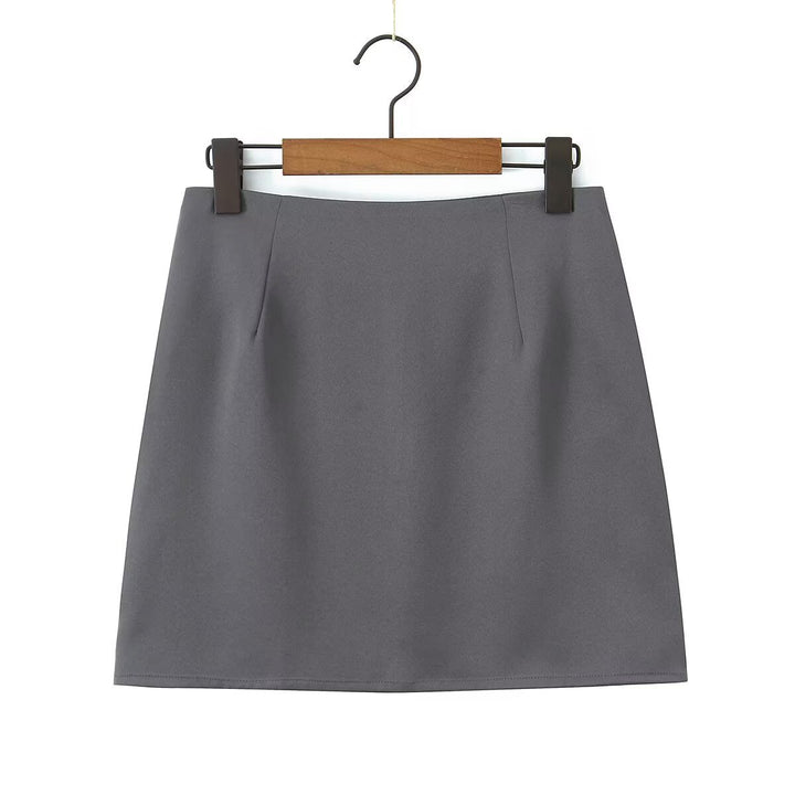 Dame-set med figursydd vest og kort skjørt med elegante knappdetaljer Skjora