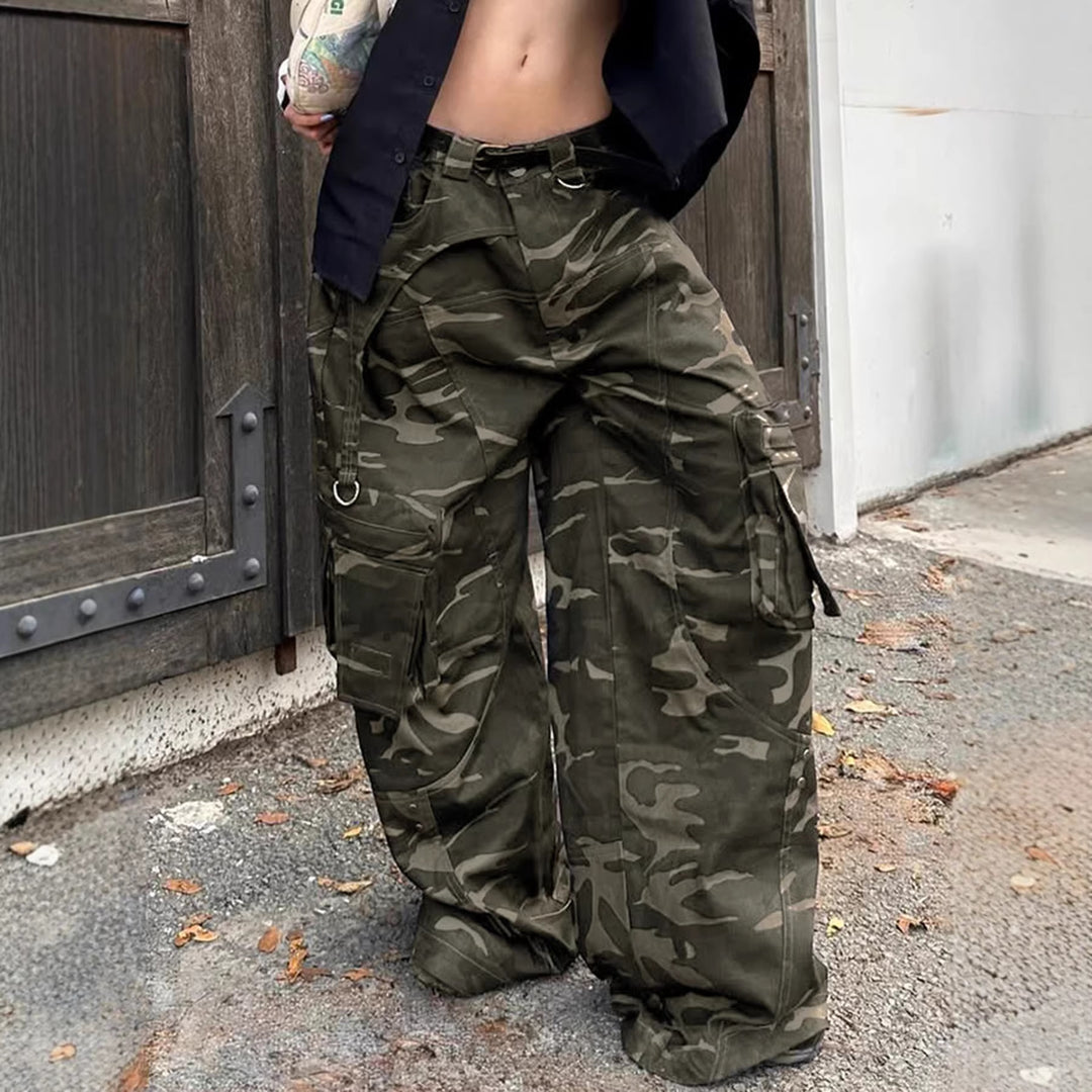 Dame Cargo-bukse i avslappet camo-stil med romslige lommer Skjora