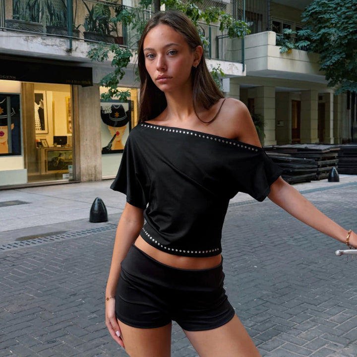 Dame asymmetrisk Crop-Top med myk flytende stoff og dekorativ naglebesetning Skjora