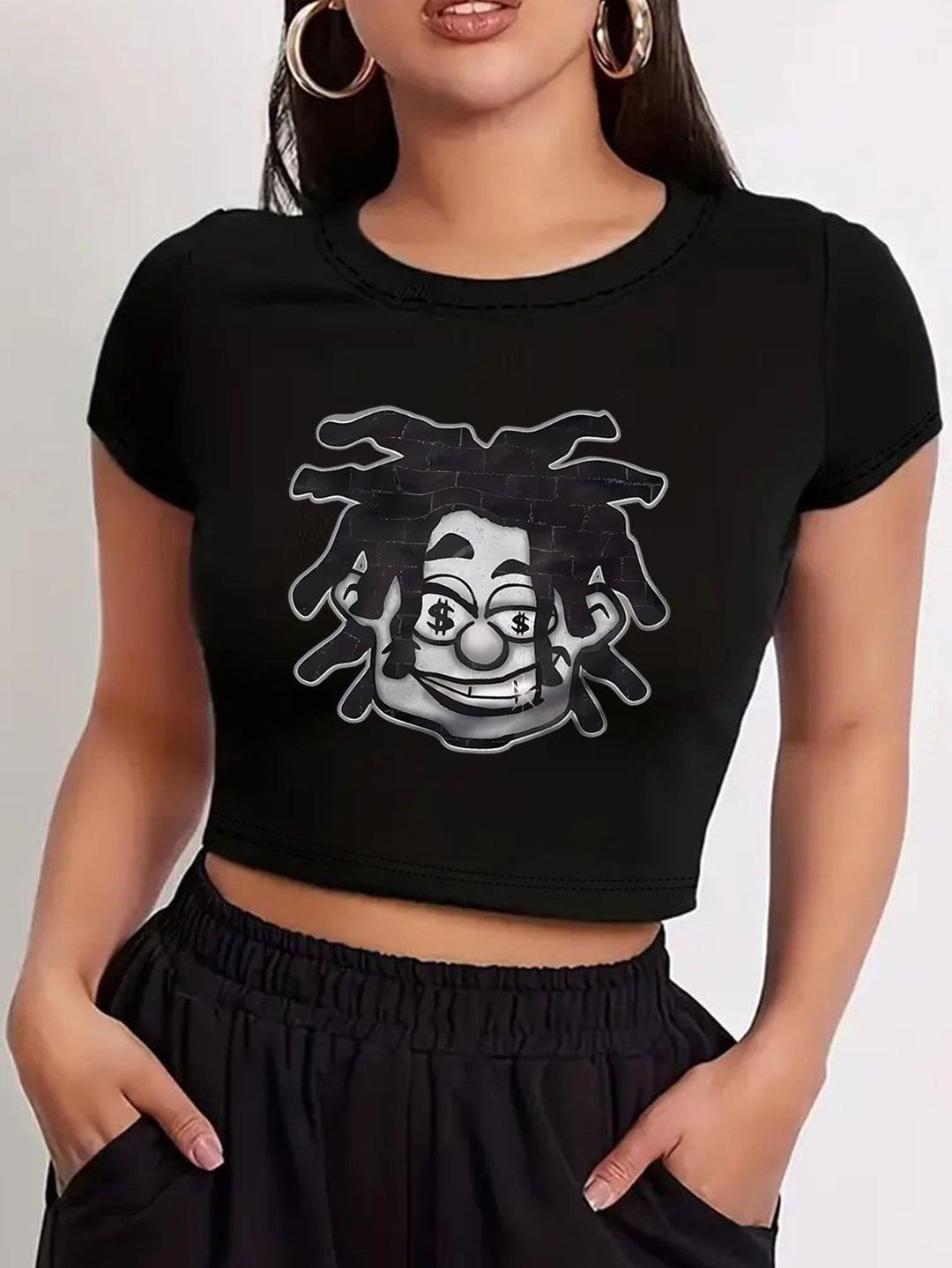 Dame Crop-Top med kreativ grafisk design og moderne skrift Skjora