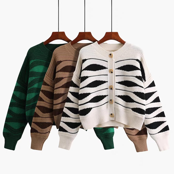 Dame cardigan med intrikat bølgemønster og store treskallknapper Skjora