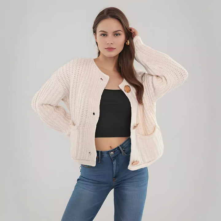 Kvinnens koselige cardigan med store knapper og lappe lommer Skjora