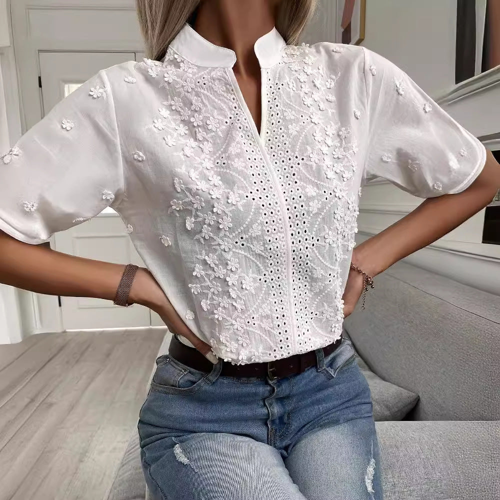 Kvinne brodert bluse med høy krage og delikate detaljer Skjora