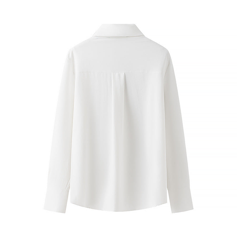 Kvinnens klassiske bluse med dekorative knuter og elegante detaljer Skjora