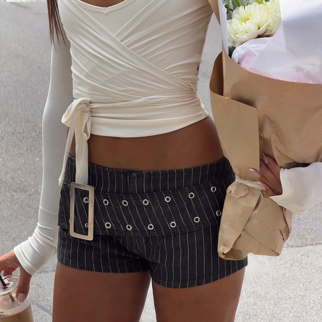 Dame shorts i urban nålstripete look med bred midjebelte og eyelets Skjora