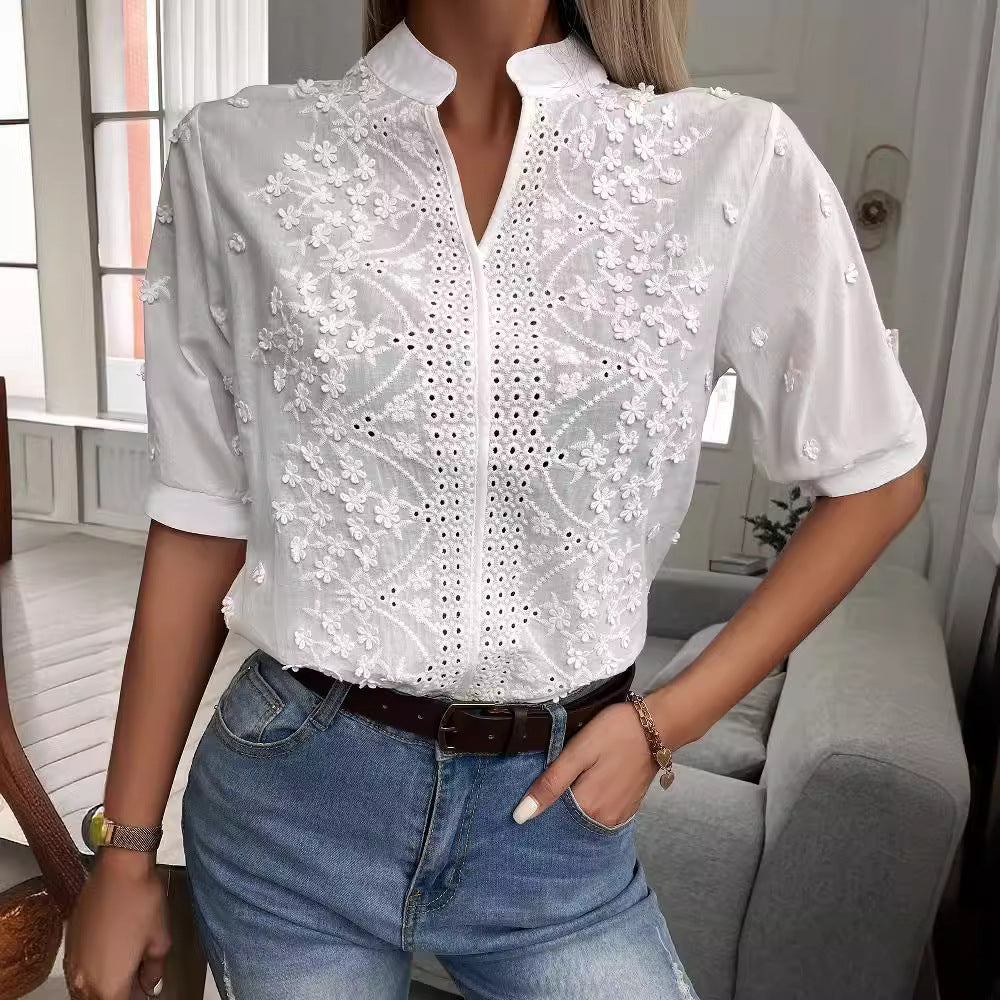 Kvinne brodert bluse med høy krage og delikate detaljer Skjora