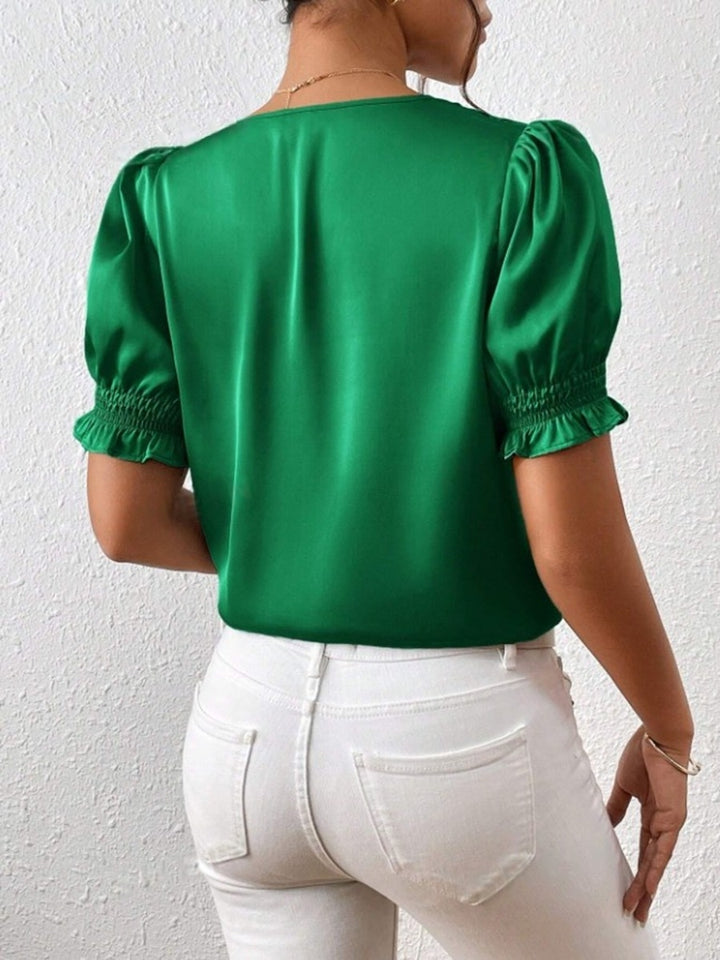 Dame satengbluse med pufferm og elegant knappeliste Skjora