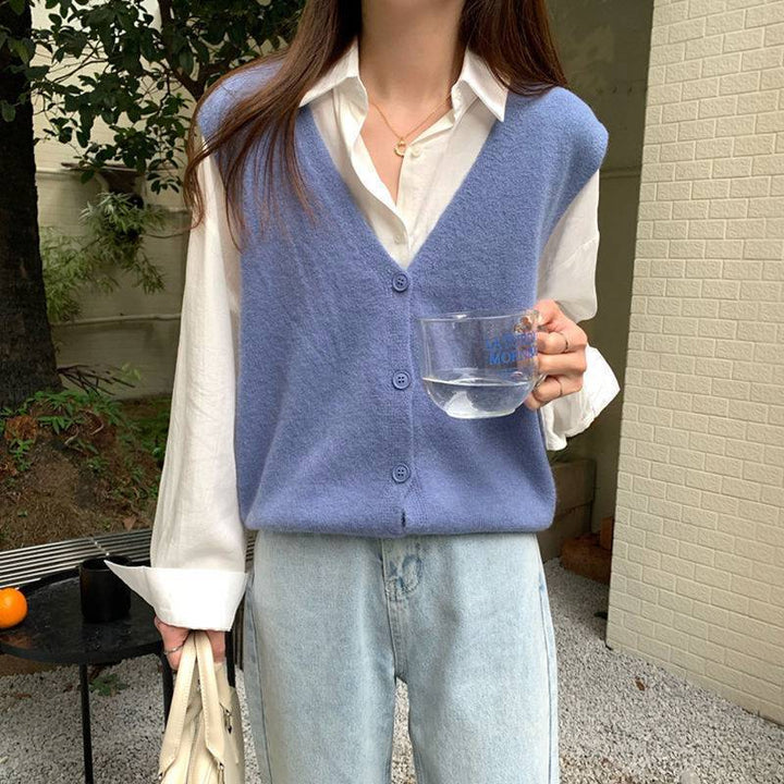 Dame strikket vest med elegant V-hals og knapplukking Skjora