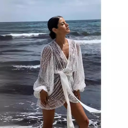 Kvinnens glitrende strandkåpe med elegant belte og brede utvidede ermer Skjora