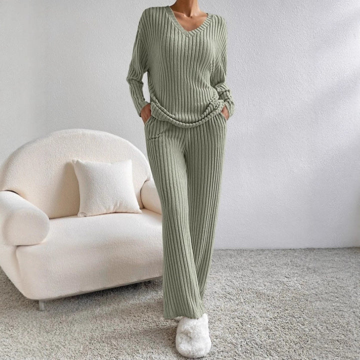 Kvinnens koselige strikkede jumpsuit i moderne ribbedesign Skjora