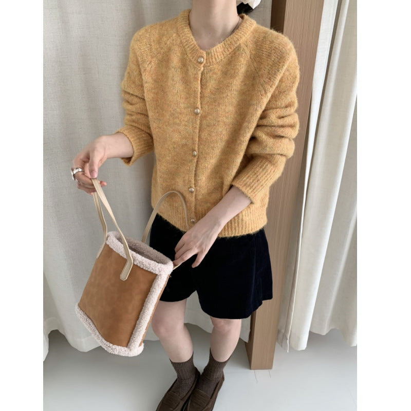 Kvinners Fluffy Strikk cardigan med Komfortabel Rund Hals og Ekte Knapper Skjora