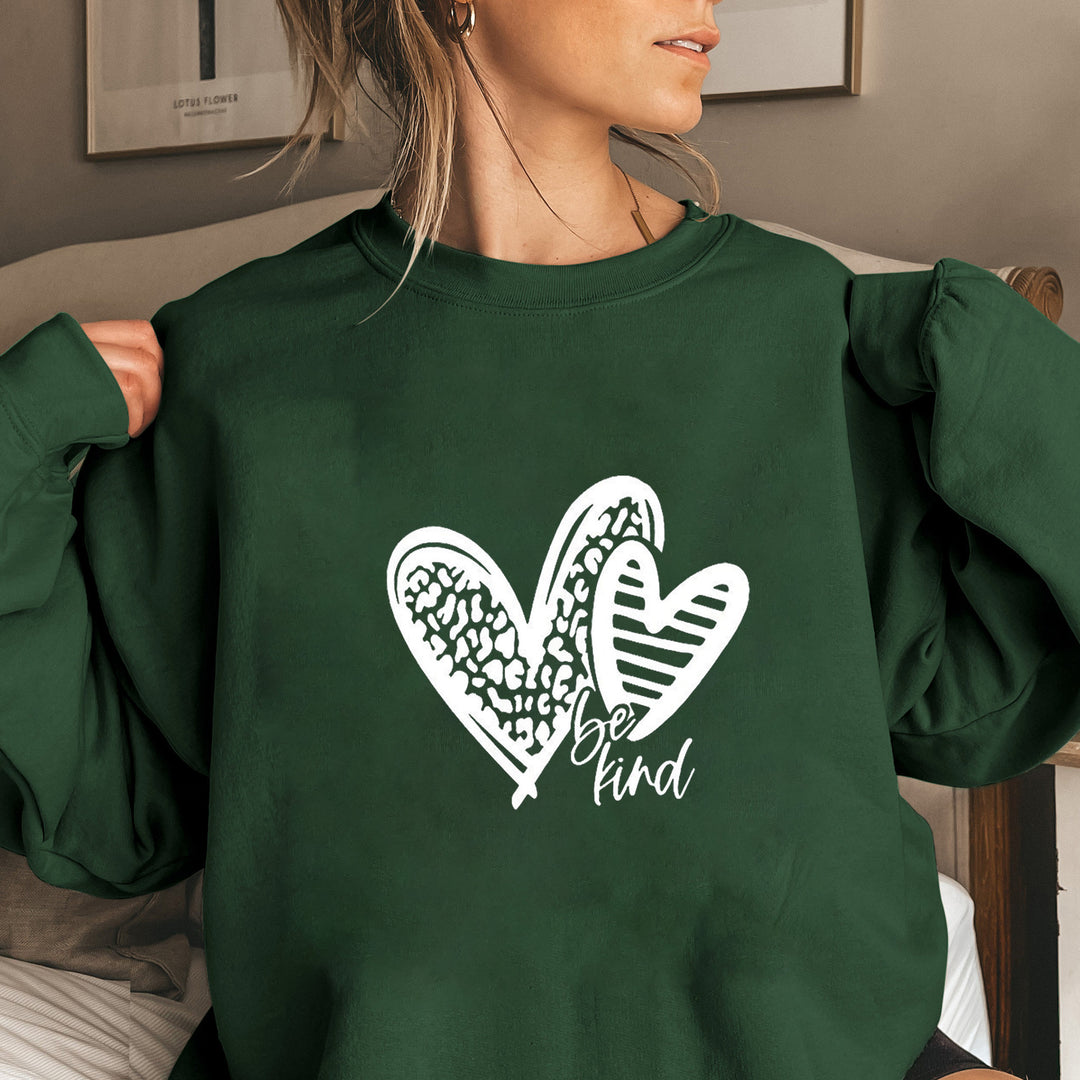 Kvinne sweatshirt med moderne hjerte motiv og avslappet passform Skjora