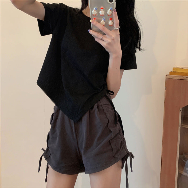 Kvinne crop top med asymmetrisk hem og løs passform